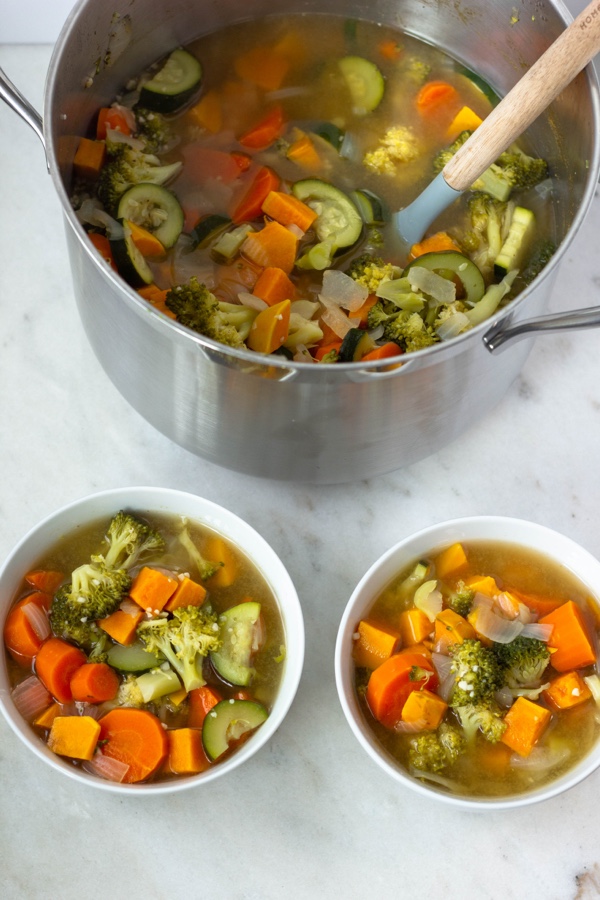 Veggie soup pot with bowls